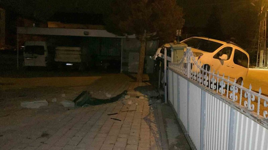 Karaman’da Duvara Çarpan Hafif Ticari Araç Asılı Kaldı