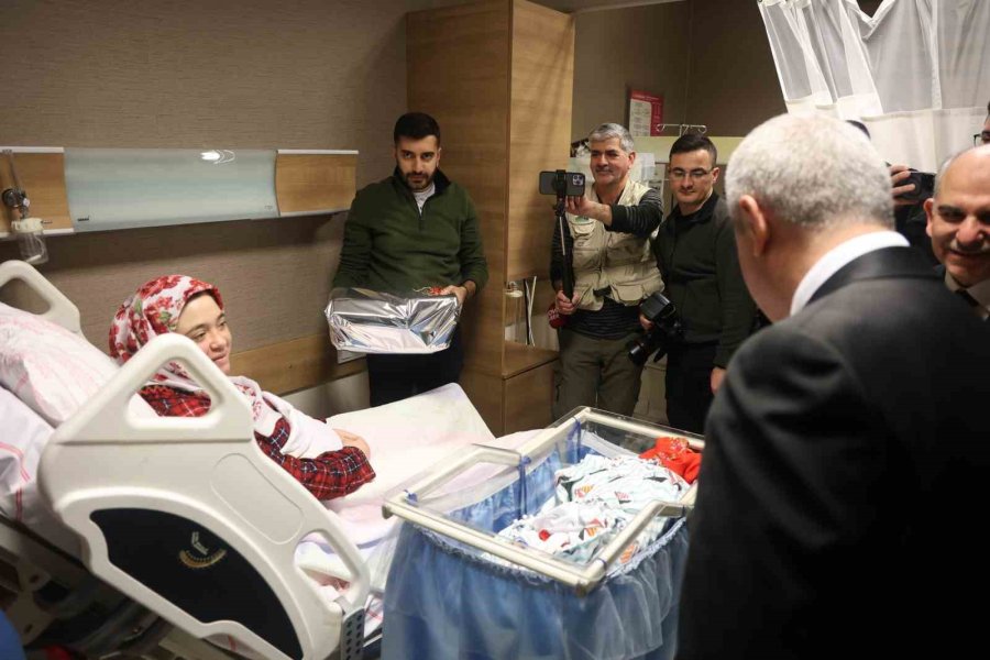 Konya’da Yılın İlk Bebeğini Görevdeki Asker Babası Görüntülü Aramayla Gördü