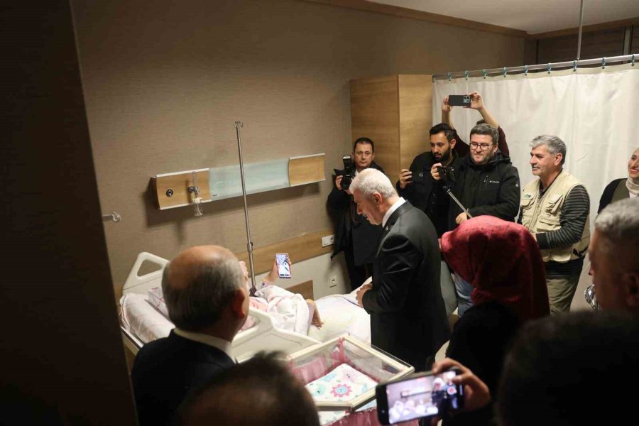 Konya’da Yılın İlk Bebeğini Görevdeki Asker Babası Görüntülü Aramayla Gördü