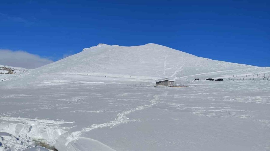 Mersin’de Yeni Yılın İlk Günü: Hem Kayak, Hem Deniz Keyfi