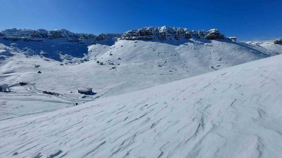 Mersin’de Yeni Yılın İlk Günü: Hem Kayak, Hem Deniz Keyfi