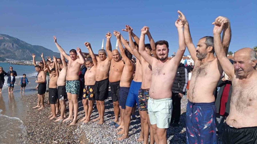 Mersin’de Yeni Yılın İlk Günü: Hem Kayak, Hem Deniz Keyfi