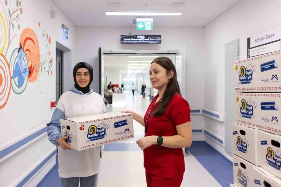 Onkoloji Bölümünde Tedavi Gören Çocuklara Yeni Yıl Hediyesi