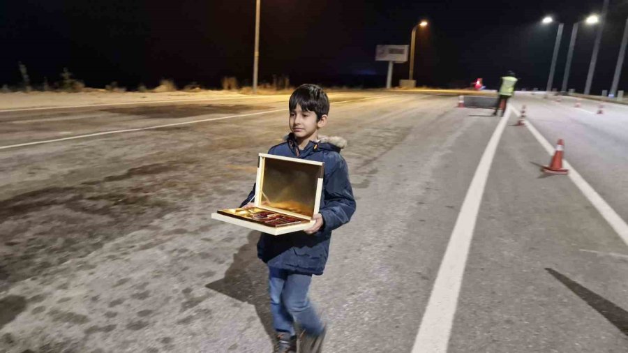 9 Yaşındaki Yaman, 3 Yıldır Yılbaşında Polislere Çikolata Dağıtıyor