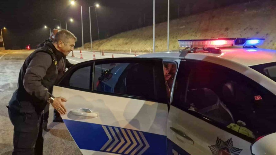 9 Yaşındaki Yaman, 3 Yıldır Yılbaşında Polislere Çikolata Dağıtıyor