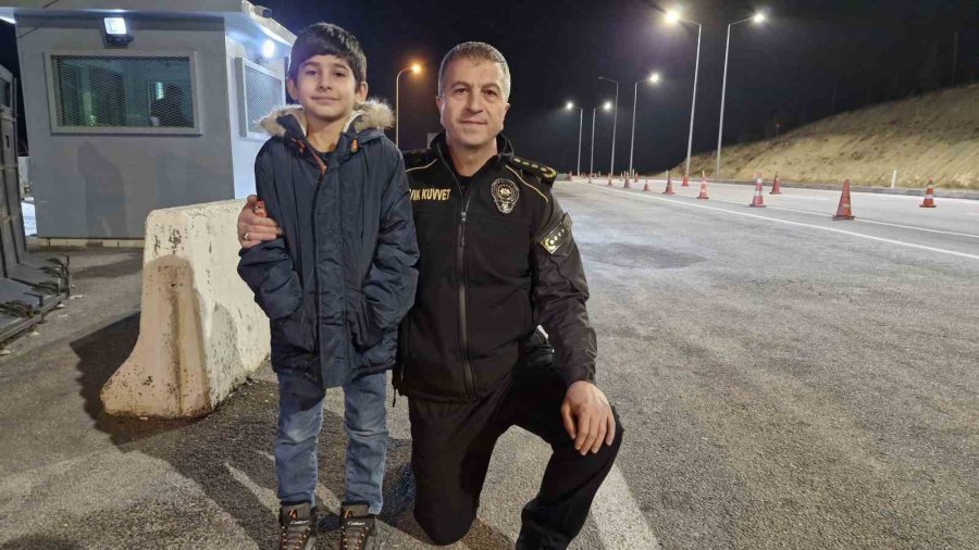 9 Yaşındaki Yaman, 3 Yıldır Yılbaşında Polislere Çikolata Dağıtıyor