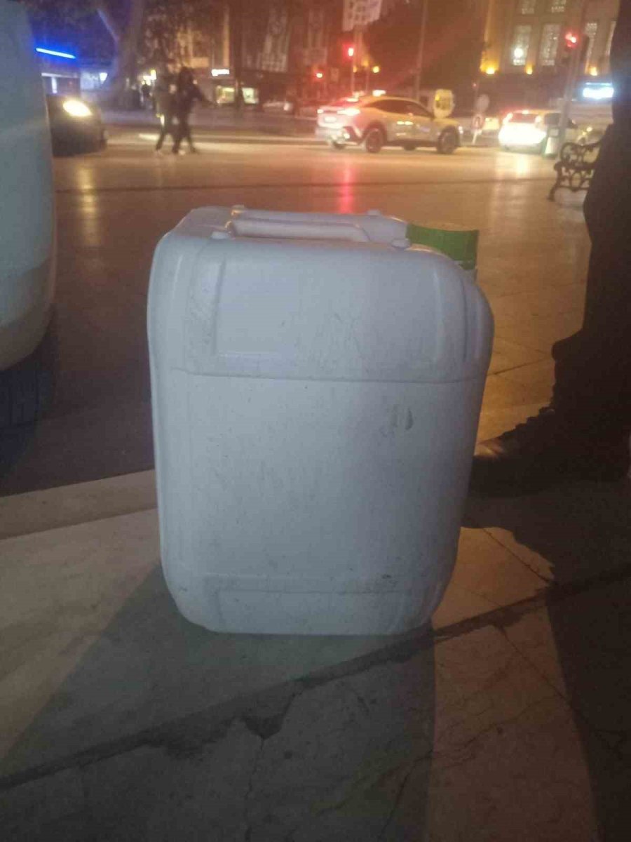 Kamyonetten Düşen Sıvı Gübre Bidonları Sahibine Teslim Edildi