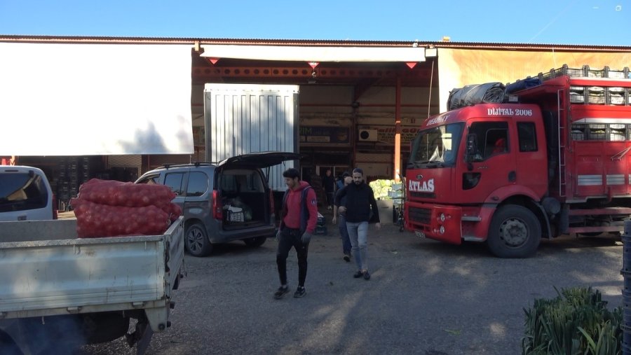 Isınmak İçin Yaktıkları Kova Bomba Gibi Patladı, Korku Dolu Anlar Güvenlik Kamerasına Yansıdı
