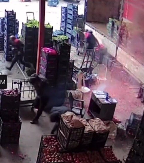 Isınmak İçin Yaktıkları Kova Bomba Gibi Patladı, Korku Dolu Anlar Güvenlik Kamerasına Yansıdı