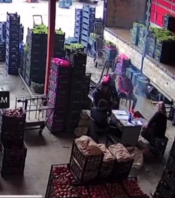 Isınmak İçin Yaktıkları Kova Bomba Gibi Patladı, Korku Dolu Anlar Güvenlik Kamerasına Yansıdı