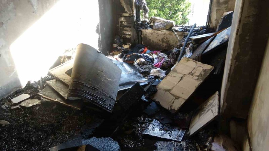 Antalya’da Yanan Ev Kullanılamaz Hale Geldi