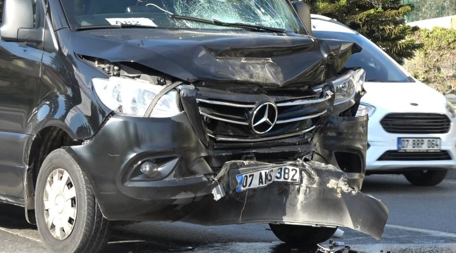Alanya’da Minibüs, Hafriyat Aracına Arkadan Çarptı: 2 Yaralı