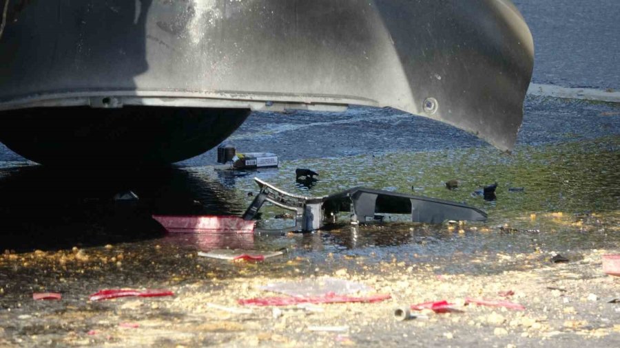 Alanya’da Minibüs, Hafriyat Aracına Arkadan Çarptı: 2 Yaralı