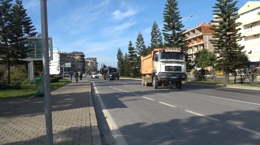 Alanya’da Minibüs, Hafriyat Aracına Arkadan Çarptı: 2 Yaralı