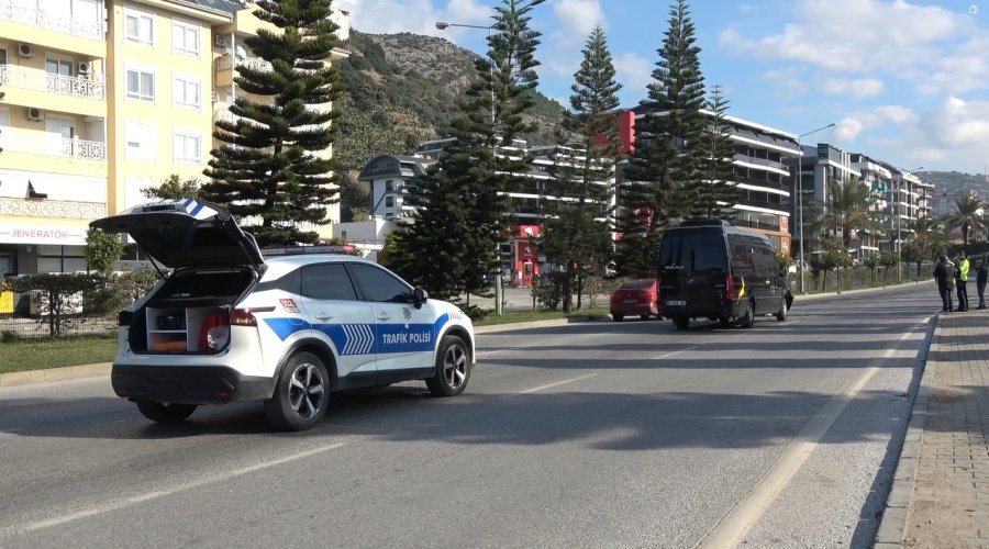 Alanya’da Minibüs, Hafriyat Aracına Arkadan Çarptı: 2 Yaralı