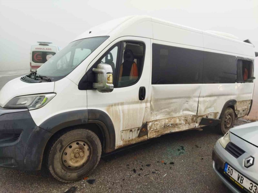 Öğrenci Servisi İle Otomobil Çarpıştı: 10 Yaralı