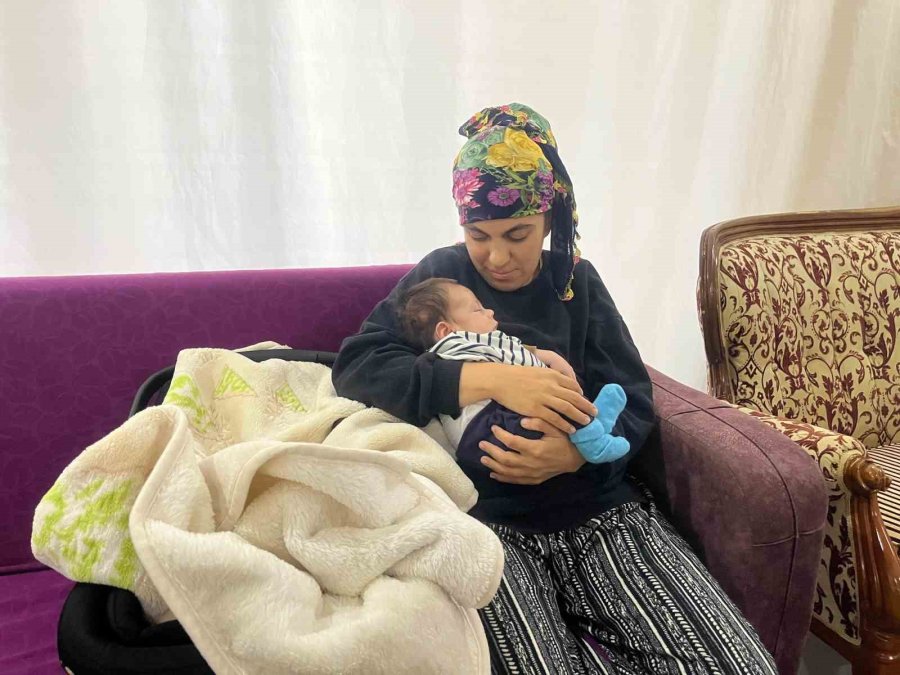 Yeni Doğan Bebeğine Ferdi Tayfur İsmini Koydu