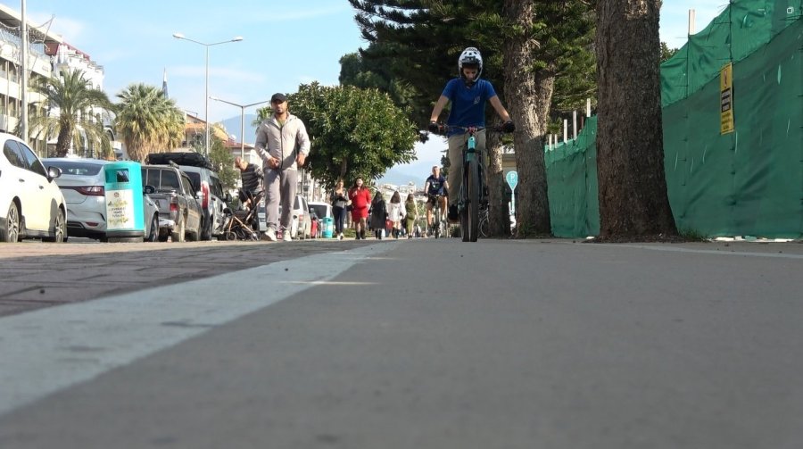 Bisiklet Yolunda İlerleyen Genç, Yoluna Gire Yayaya ’burası Ne Yolu’ Diye Sorunca Olanlar Oldu