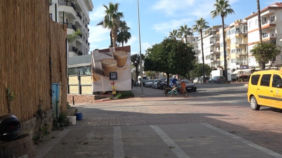 Bisiklet Yolunda İlerleyen Genç, Yoluna Gire Yayaya ’burası Ne Yolu’ Diye Sorunca Olanlar Oldu