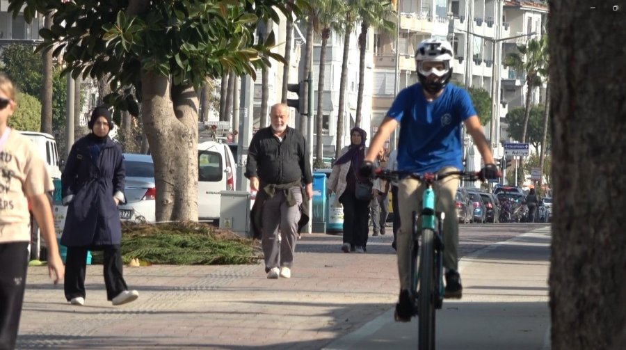 Bisiklet Yolunda İlerleyen Genç, Yoluna Gire Yayaya ’burası Ne Yolu’ Diye Sorunca Olanlar Oldu