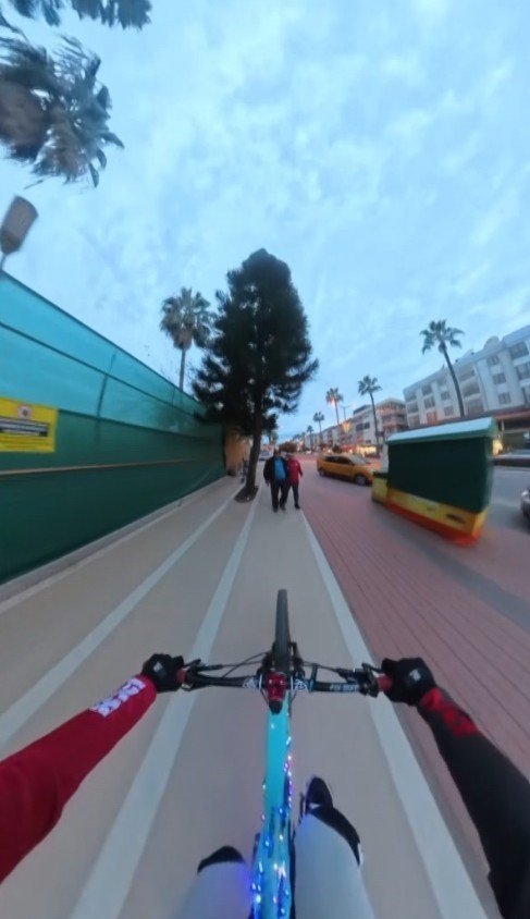 Bisiklet Yolunda İlerleyen Genç, Yoluna Gire Yayaya ’burası Ne Yolu’ Diye Sorunca Olanlar Oldu