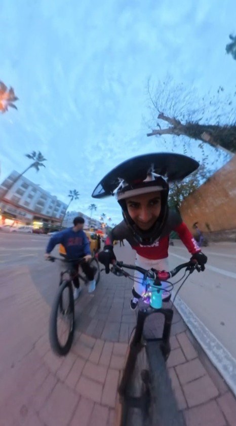 Bisiklet Yolunda İlerleyen Genç, Yoluna Gire Yayaya ’burası Ne Yolu’ Diye Sorunca Olanlar Oldu