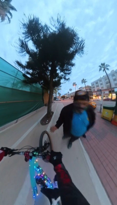 Bisiklet Yolunda İlerleyen Genç, Yoluna Gire Yayaya ’burası Ne Yolu’ Diye Sorunca Olanlar Oldu