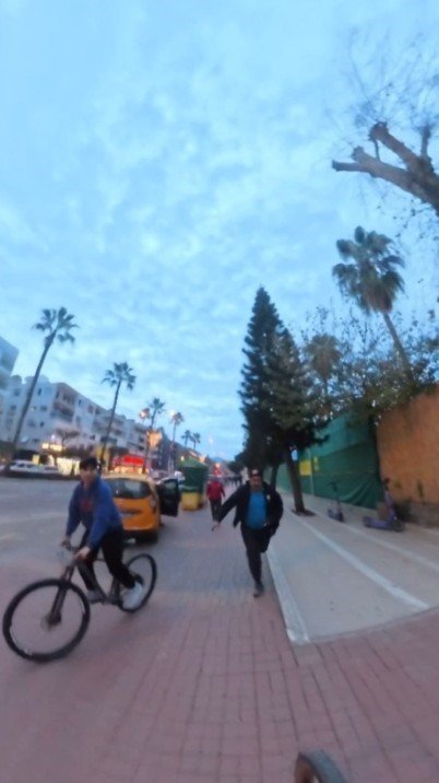 Bisiklet Yolunda İlerleyen Genç, Yoluna Gire Yayaya ’burası Ne Yolu’ Diye Sorunca Olanlar Oldu