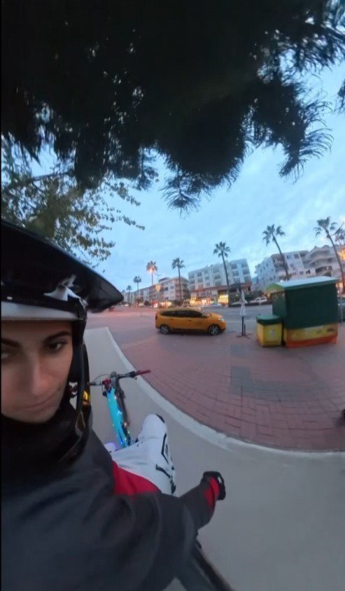 Bisiklet Yolunda İlerleyen Genç, Yoluna Gire Yayaya ’burası Ne Yolu’ Diye Sorunca Olanlar Oldu