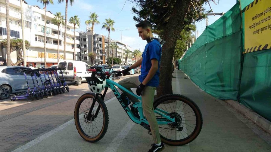 Bisiklet Yolunda İlerleyen Genç, Yoluna Gire Yayaya ’burası Ne Yolu’ Diye Sorunca Olanlar Oldu