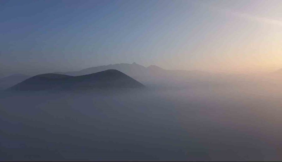 Sis Altındaki Meke Gölü’nden Eşsiz Gündoğumu Manzarası