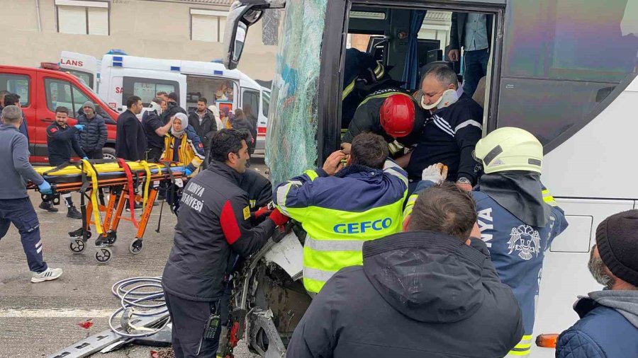 Konya’da Otobüs Ve Otomobillerin De Karıştığı 6 Araçlı Zincirleme Kaza: 5 Yaralı