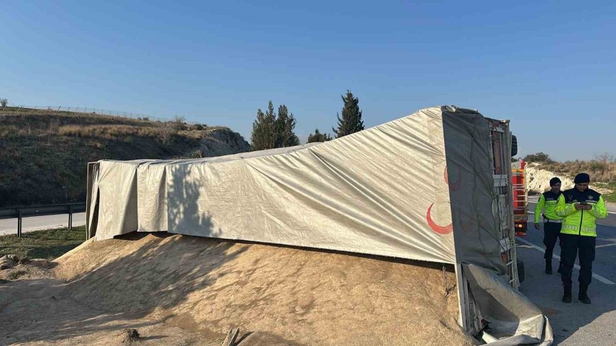 Tarsus’ta Yem Yüklü Tır Kaza Yaptı: 1 Yaralı