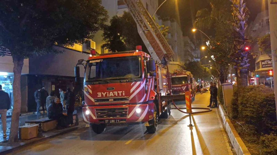 Apartman Çatısındaki Yangın Paniğe Neden Oldu