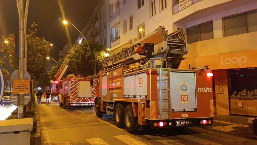 Apartman Çatısındaki Yangın Paniğe Neden Oldu