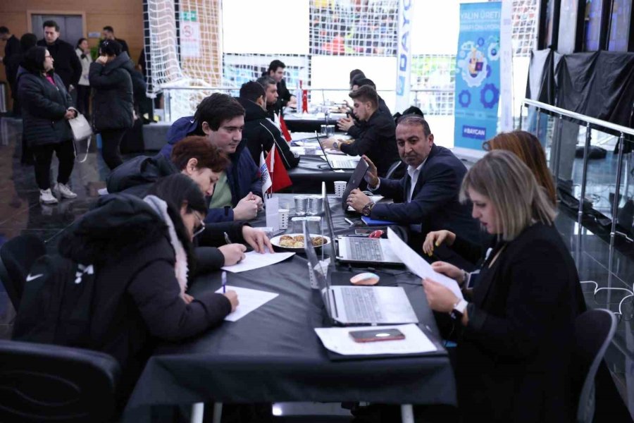 İstihdam Fuarı’nda 350 Kişiye İstihdam Sağlandı
