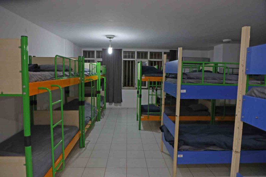 Sokakta Kalan Evsizleri Büyükşehir Kucakladı