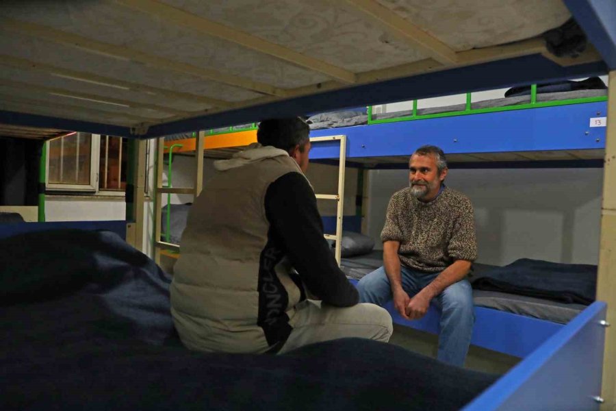 Sokakta Kalan Evsizleri Büyükşehir Kucakladı