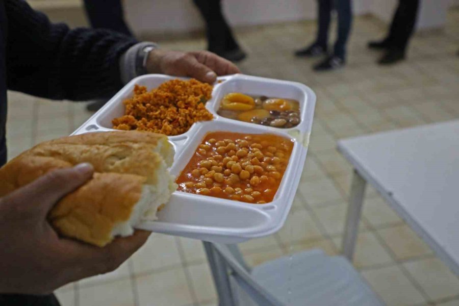 Sokakta Kalan Evsizleri Büyükşehir Kucakladı