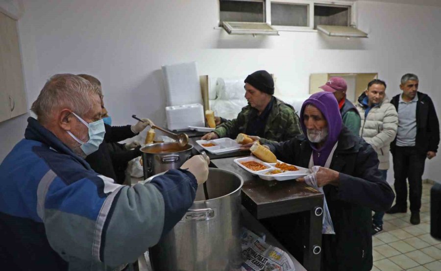 Sokakta Kalan Evsizleri Büyükşehir Kucakladı