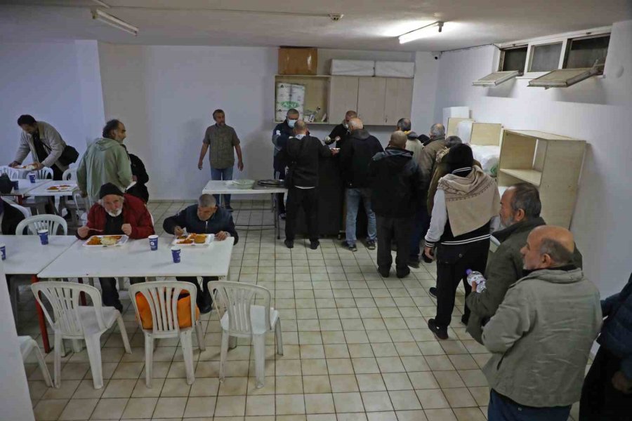 Sokakta Kalan Evsizleri Büyükşehir Kucakladı