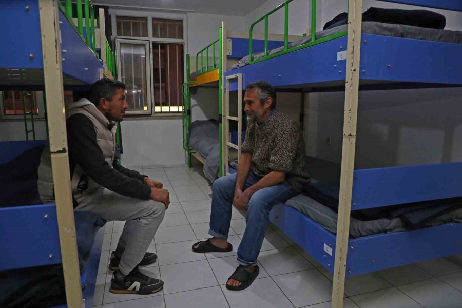 Sokakta Kalan Evsizleri Büyükşehir Kucakladı