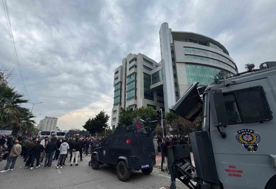 Mersin’de Dem Partili Akdeniz Belediye Başkanı Ve 4 Meclis Üyesi Tutuklandı