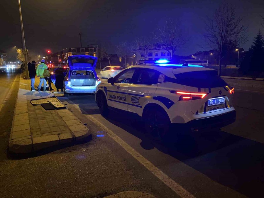 Direksiyonu Aniden Önüne Kıran Araçla Çarpışmamaya Çalışırken Orta Refüje Çıktı