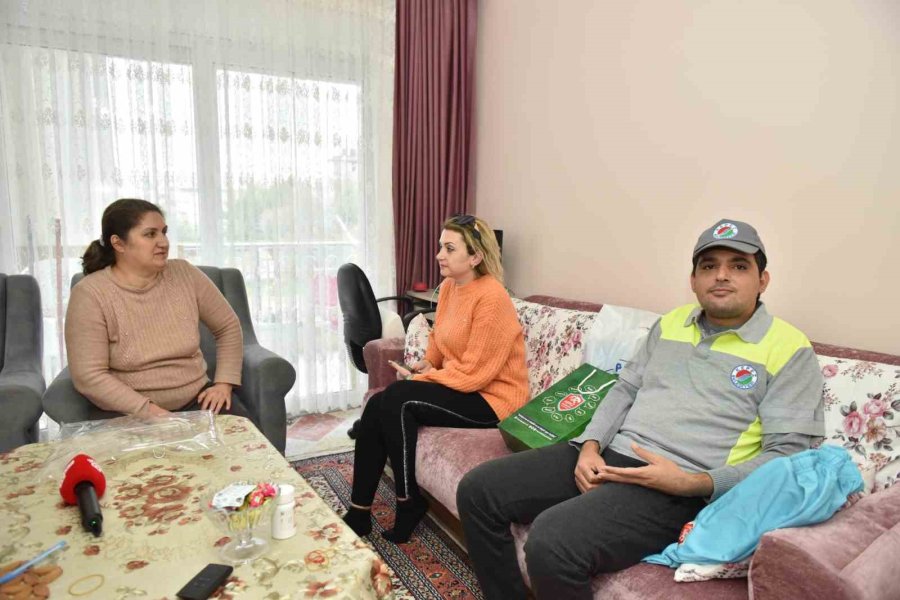 Tek Hayali Olan Park Bahçeler Görevlisi Kıyafetlerine Kavuştu, Dünyalar Onun Oldu