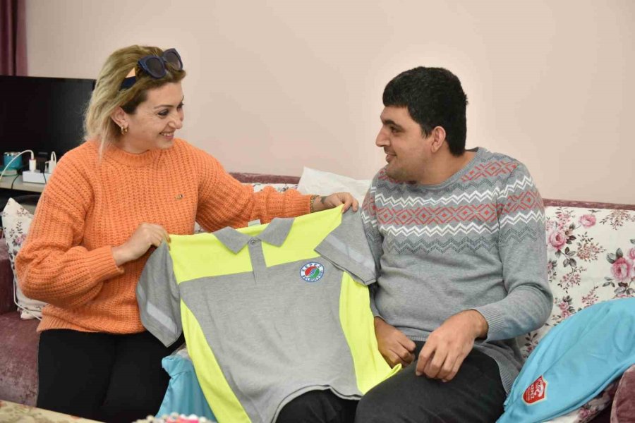 Tek Hayali Olan Park Bahçeler Görevlisi Kıyafetlerine Kavuştu, Dünyalar Onun Oldu