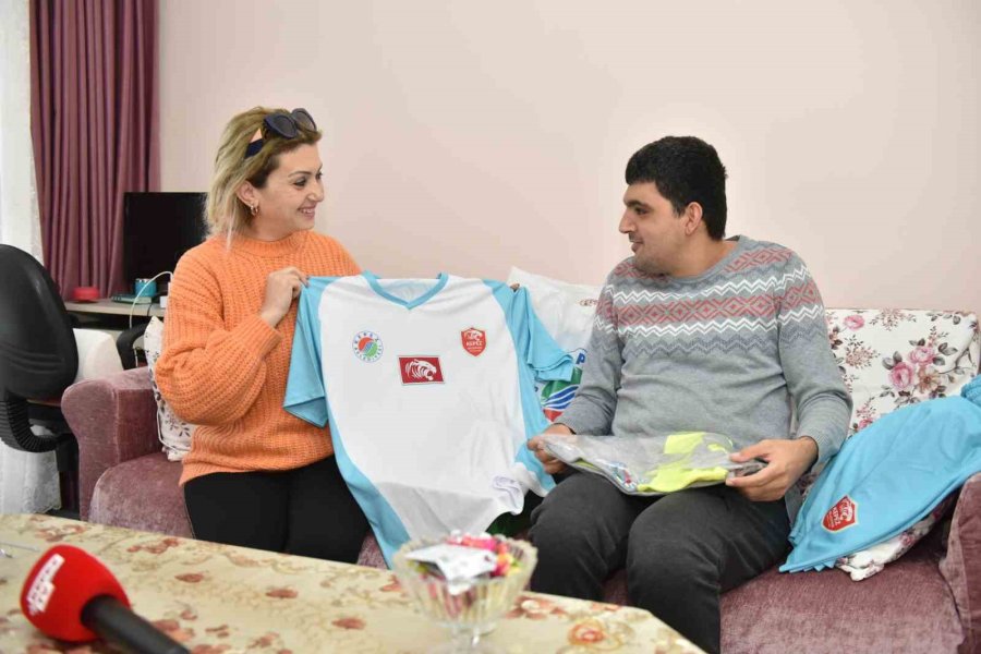 Tek Hayali Olan Park Bahçeler Görevlisi Kıyafetlerine Kavuştu, Dünyalar Onun Oldu