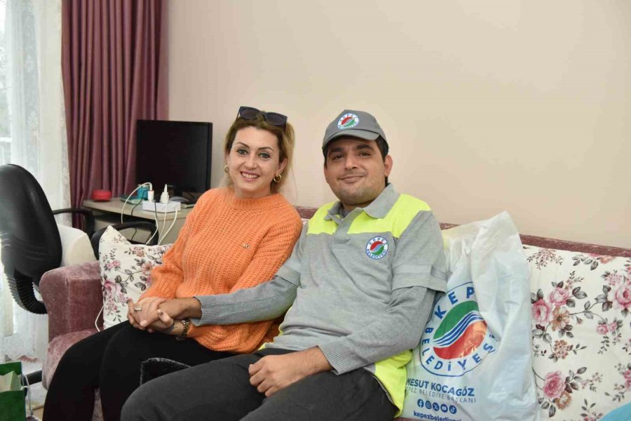 Tek Hayali Olan Park Bahçeler Görevlisi Kıyafetlerine Kavuştu, Dünyalar Onun Oldu