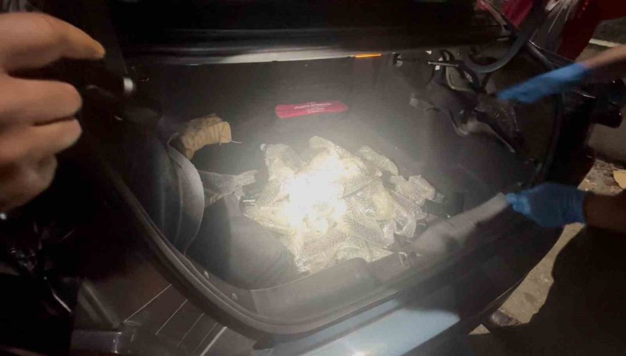 Mersin’de Araçta 40 Tabanca Ele Geçirildi: 2 Gözaltı