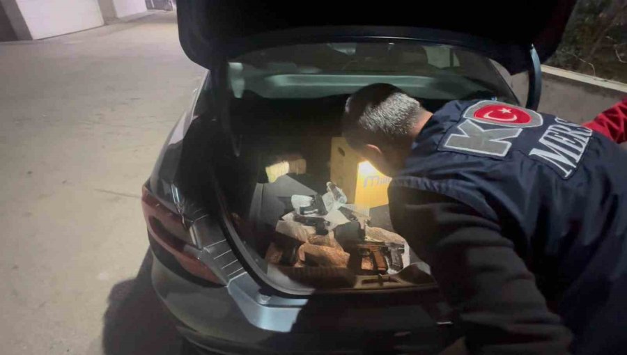 Mersin’de Araçta 40 Tabanca Ele Geçirildi: 2 Gözaltı
